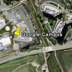 Značka místa nad areálem Google s relativní nadmořskou výškou nastavenou na 9 metrů, terén vypnut 